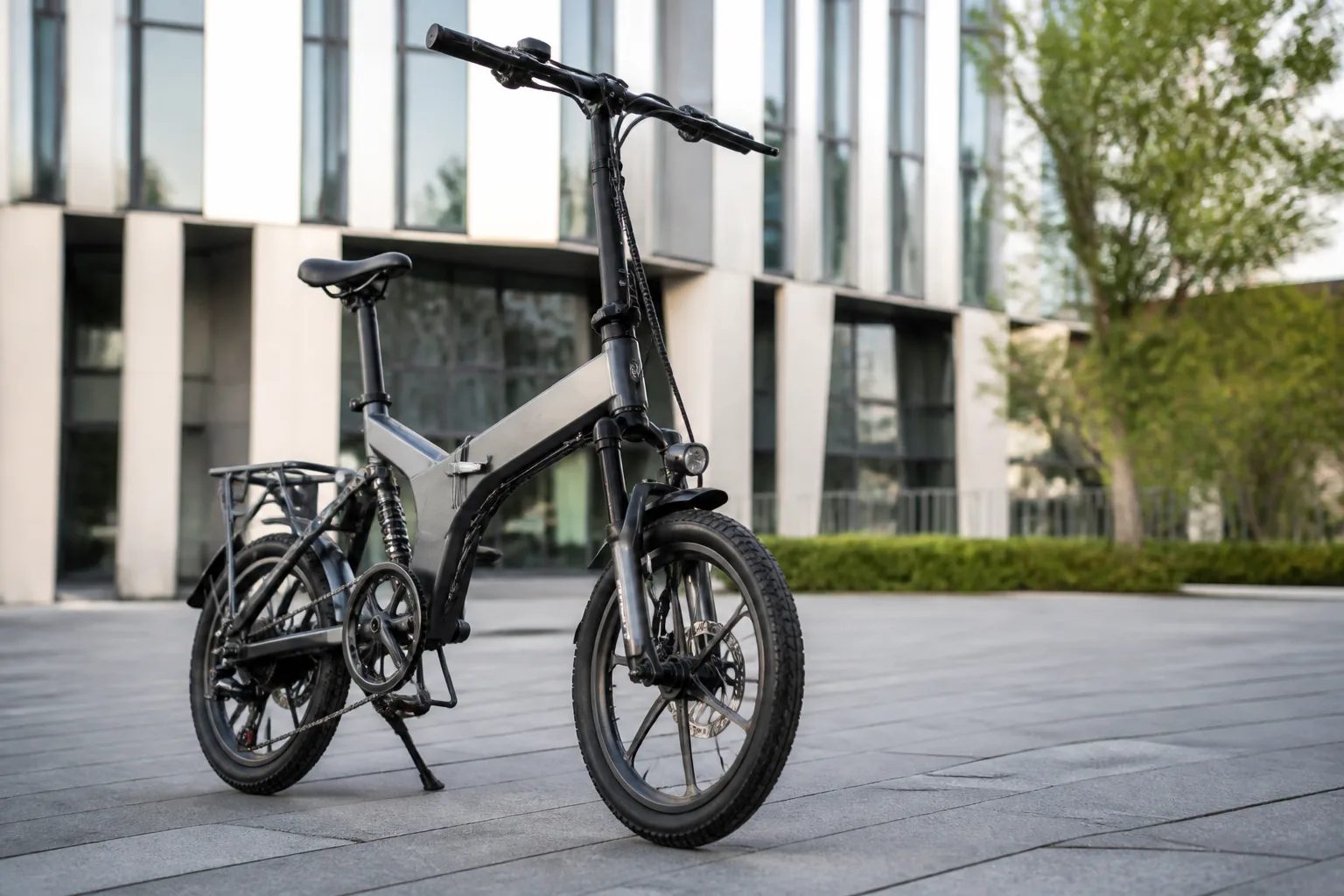 Engwe T14: Futuristický skladací elektrobicykel s trojitým odpružením